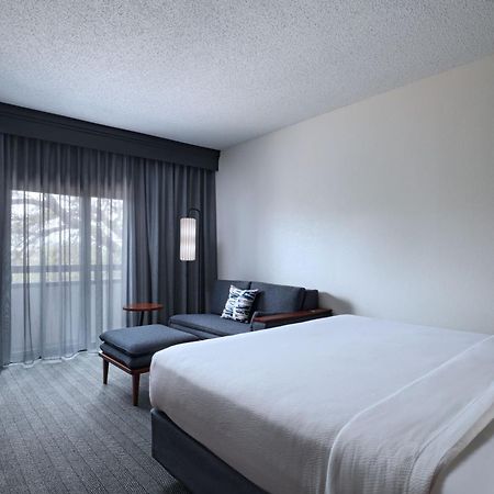 Courtyard By Marriott Dallas Richardson At Spring Valley Екстериор снимка