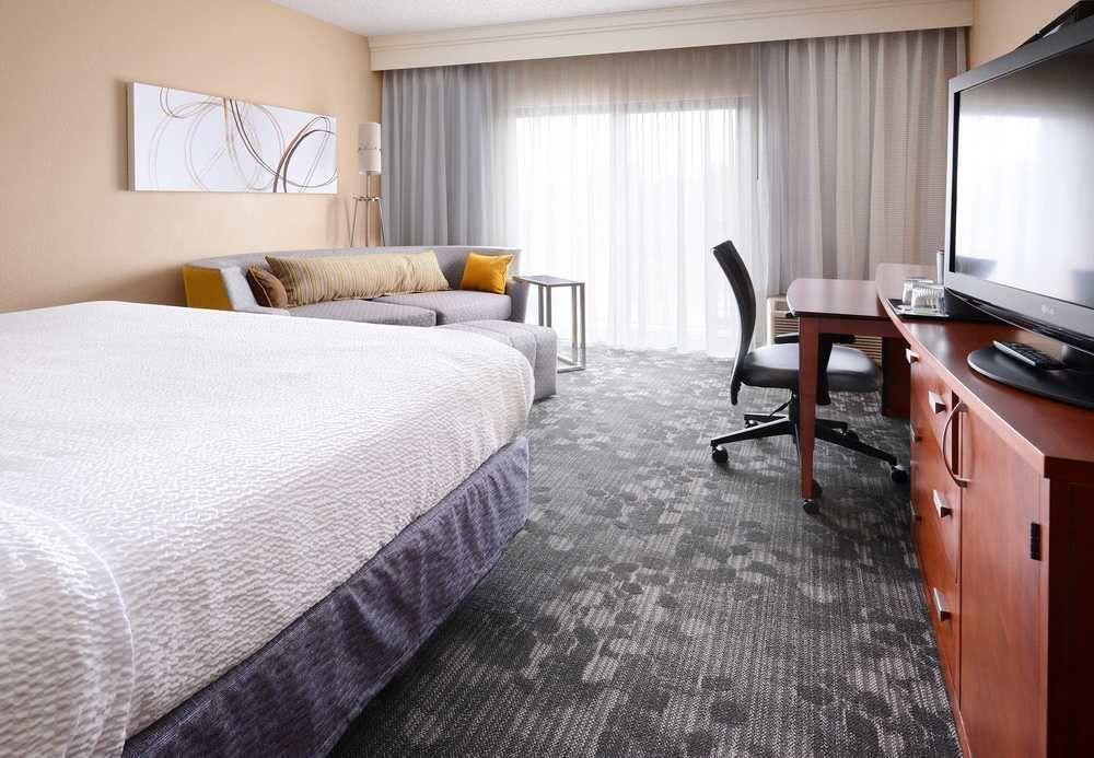 Courtyard By Marriott Dallas Richardson At Spring Valley Екстериор снимка