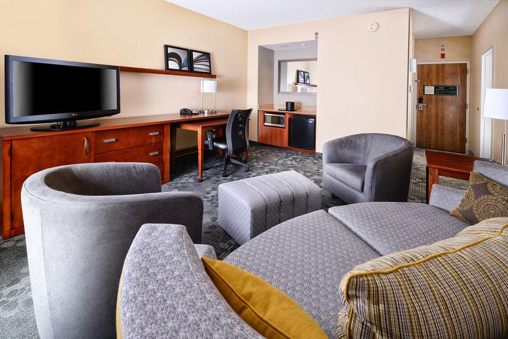 Courtyard By Marriott Dallas Richardson At Spring Valley Екстериор снимка