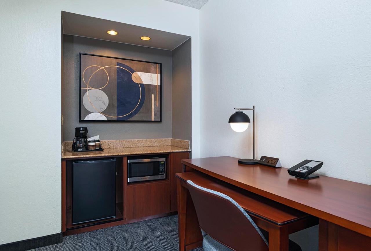 Courtyard By Marriott Dallas Richardson At Spring Valley Екстериор снимка