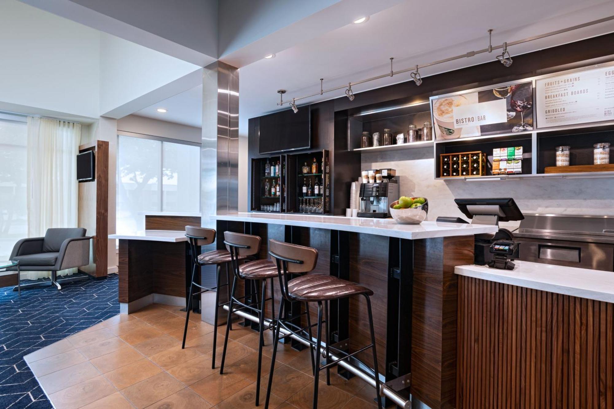 Courtyard By Marriott Dallas Richardson At Spring Valley Екстериор снимка