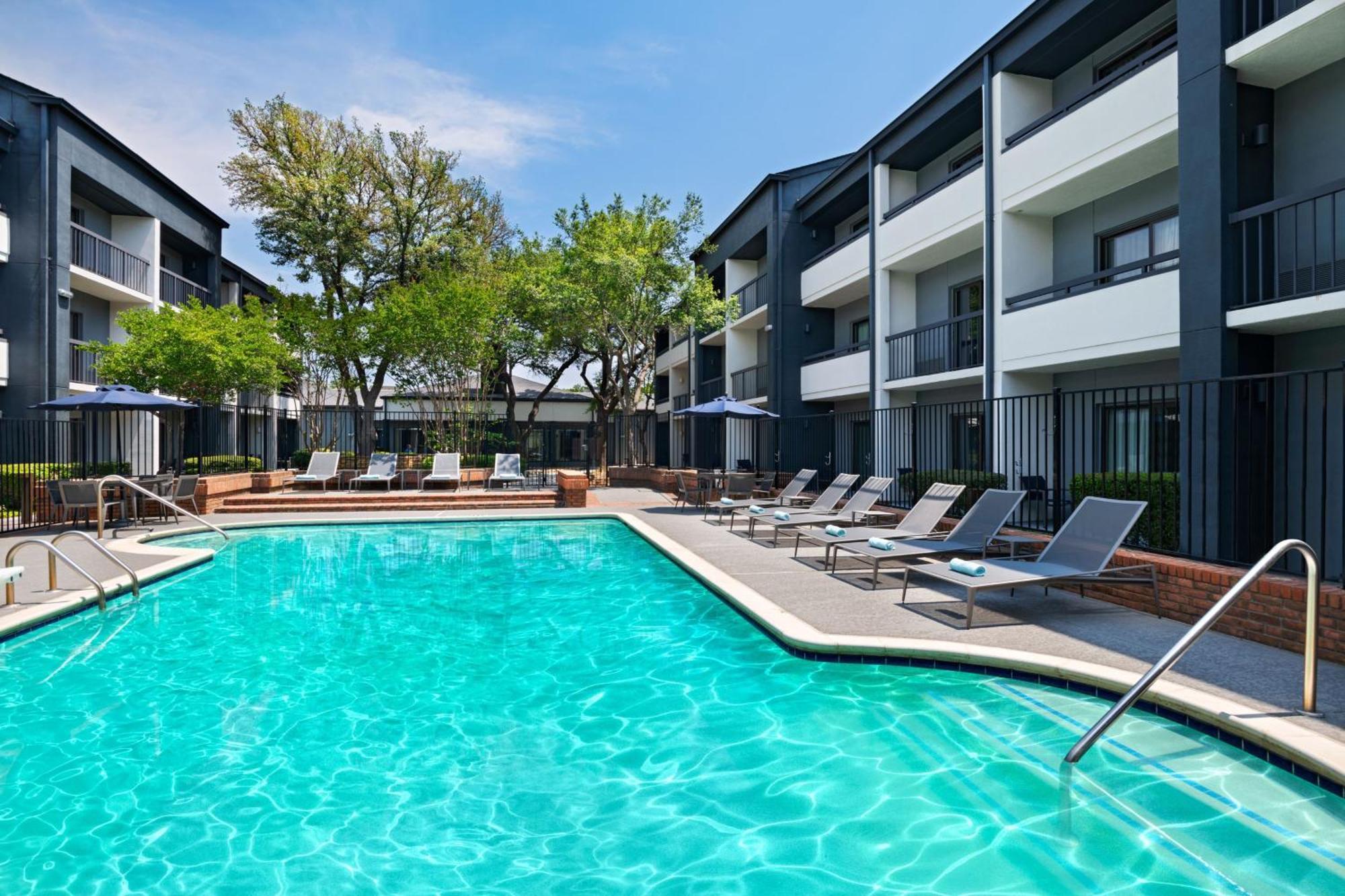 Courtyard By Marriott Dallas Richardson At Spring Valley Екстериор снимка