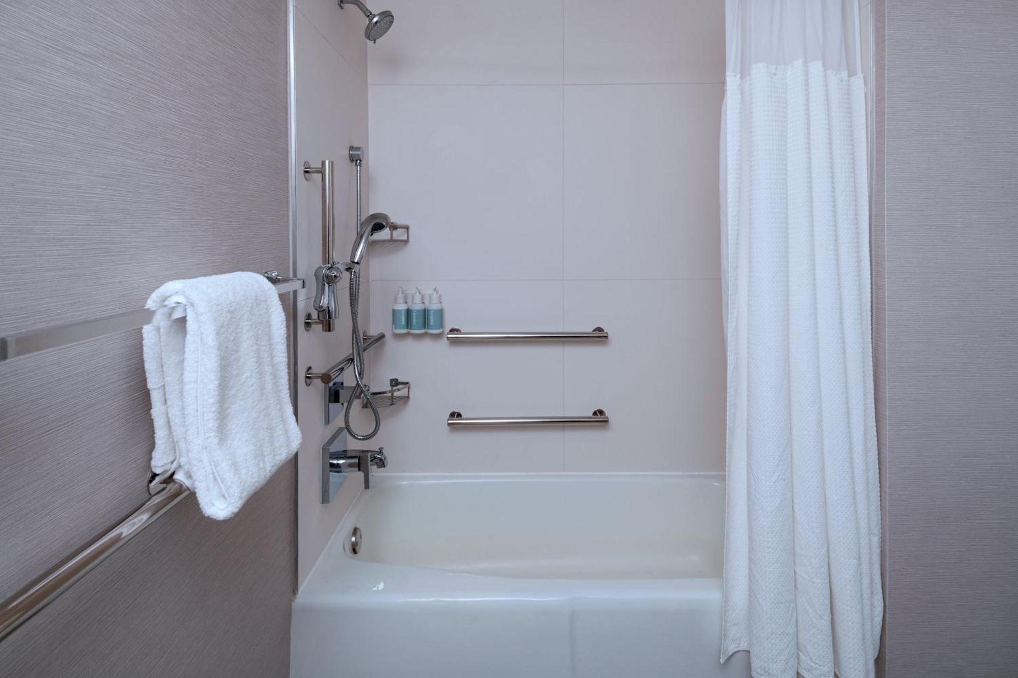 Courtyard By Marriott Dallas Richardson At Spring Valley Екстериор снимка