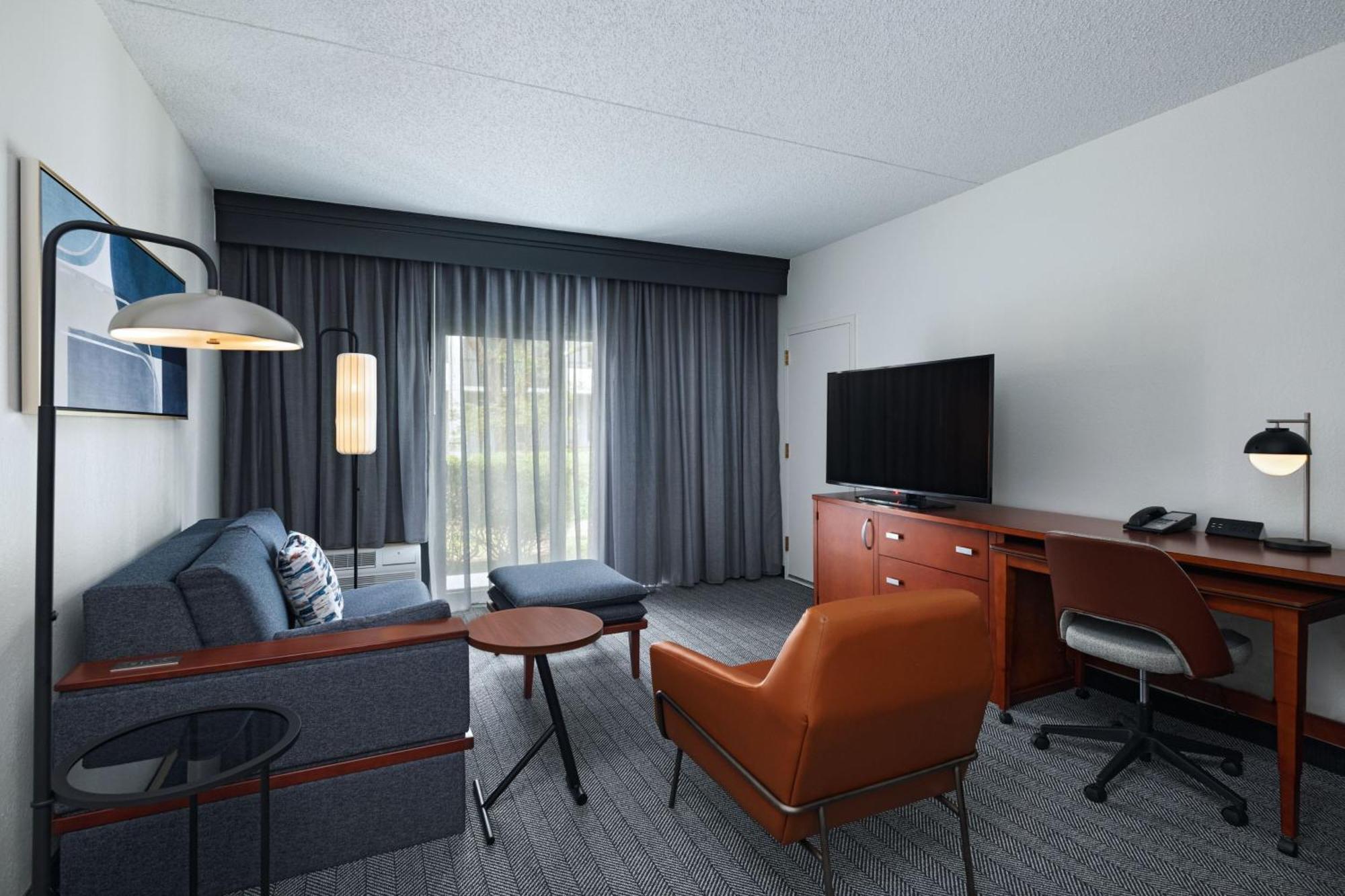 Courtyard By Marriott Dallas Richardson At Spring Valley Екстериор снимка