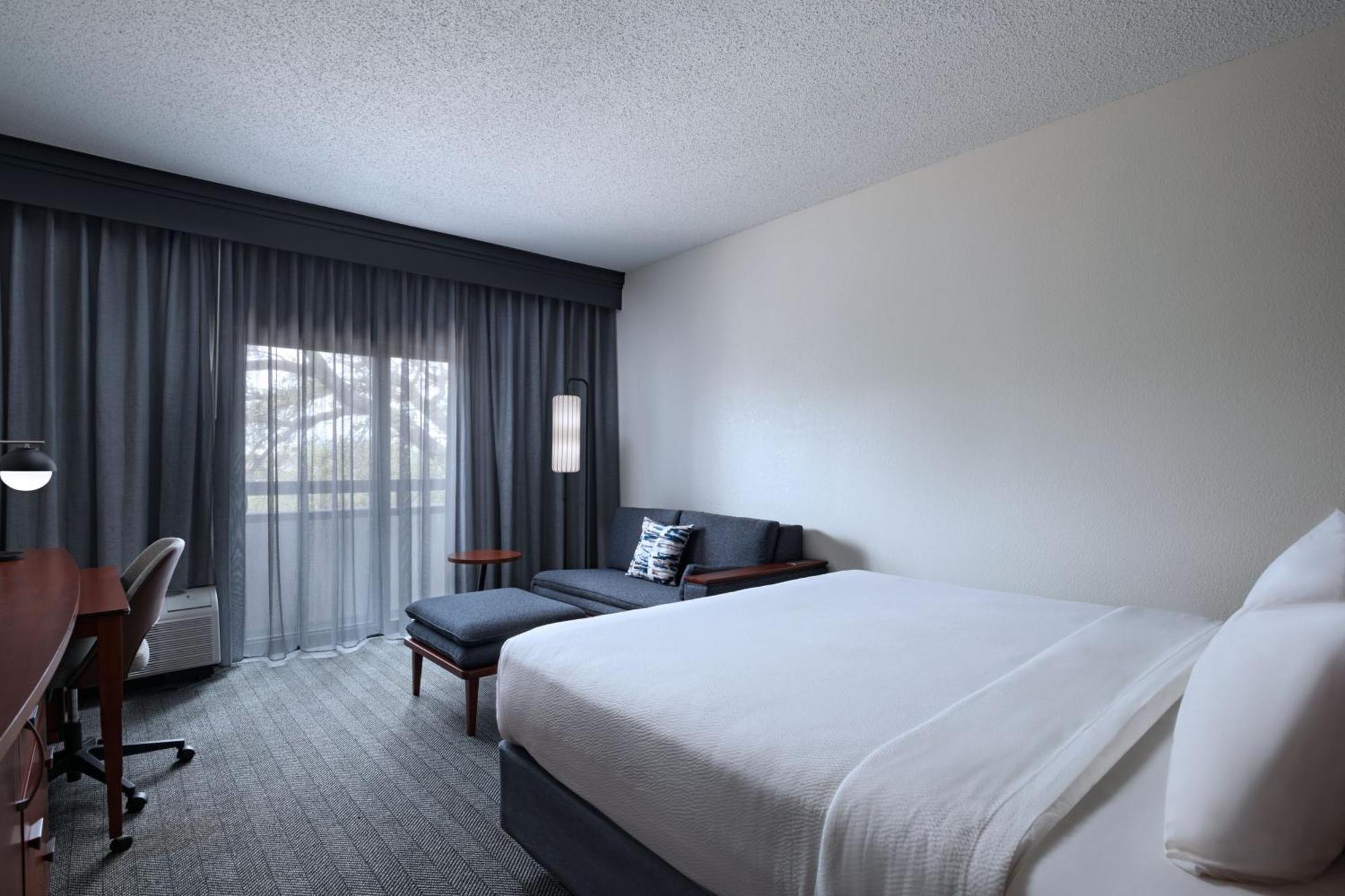 Courtyard By Marriott Dallas Richardson At Spring Valley Екстериор снимка