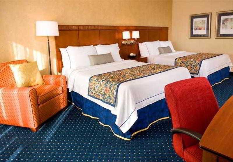 Courtyard By Marriott Dallas Richardson At Spring Valley Екстериор снимка