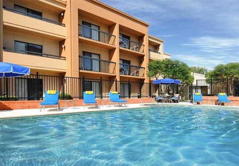 Courtyard By Marriott Dallas Richardson At Spring Valley Екстериор снимка