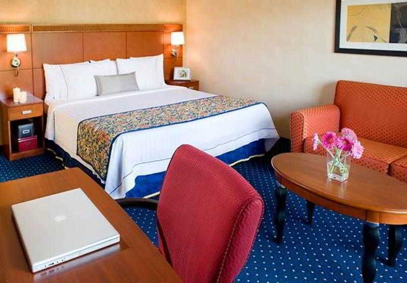 Courtyard By Marriott Dallas Richardson At Spring Valley Екстериор снимка